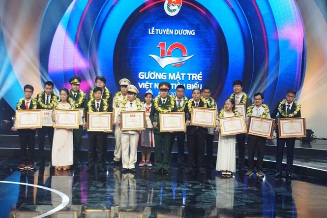 Thủ tướng trao giải thưởng Gương mặt trẻ Việt Nam tiêu biểu năm 2017 - ảnh 1