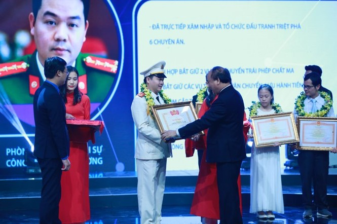 Thủ tướng trao giải thưởng Gương mặt trẻ Việt Nam tiêu biểu năm 2017 - ảnh 5