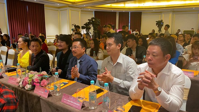 Top 60 thí sinh khoe sắc tại họp báo Vòng Bán kết toàn quốc Hoa hậu Việt Nam 2020 - ảnh 17