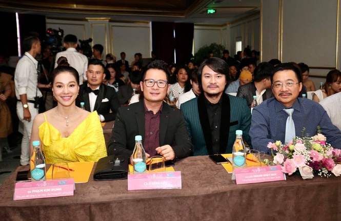 Top 60 thí sinh khoe sắc tại họp báo Vòng Bán kết toàn quốc Hoa hậu Việt Nam 2020 - ảnh 19