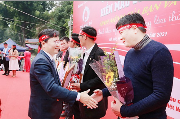 Giọt máu ấm giữa ngày đông lạnh - ảnh 19