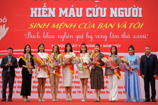 Hoa hậu Đỗ Thị Hà phấn khích cổ vũ hết mình rapper Rica - ảnh 2