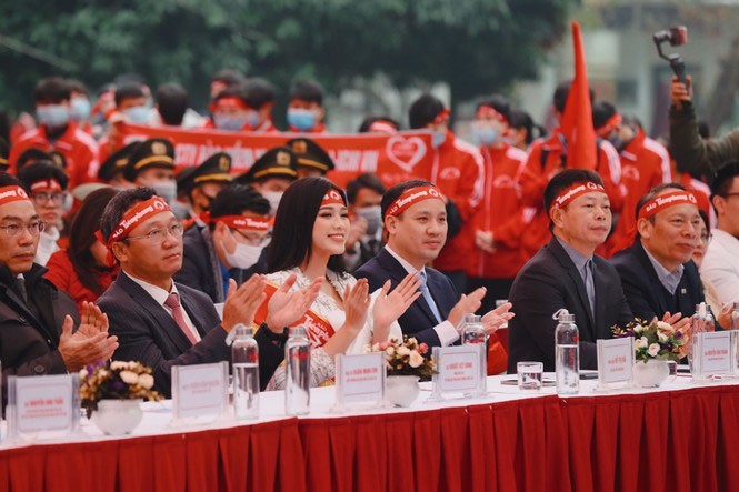 Hoa hậu Đỗ Thị Hà phấn khích cổ vũ hết mình rapper Rica - ảnh 6