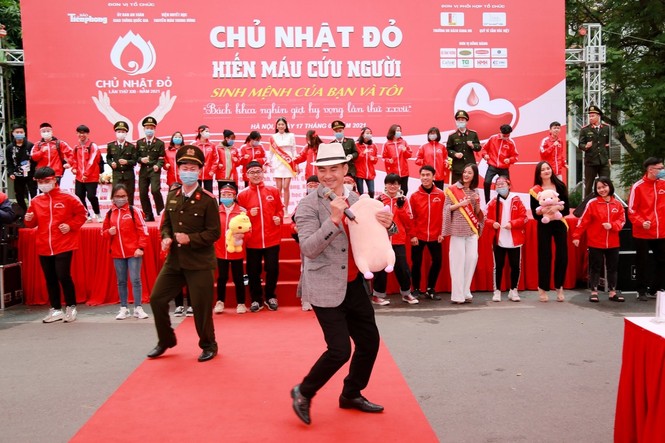 Người đẹp Hoa Hậu Việt Nam hào hứng chơi trò 'kiếm gấu' của Xuân Bắc - ảnh 1