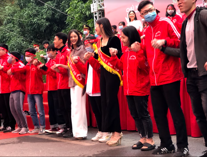 Người đẹp Hoa Hậu Việt Nam hào hứng chơi trò 'kiếm gấu' của Xuân Bắc - ảnh 3