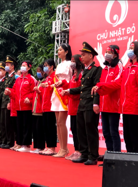 Người đẹp Hoa Hậu Việt Nam hào hứng chơi trò 'kiếm gấu' của Xuân Bắc - ảnh 4