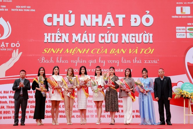 Người đẹp Hoa Hậu Việt Nam hào hứng chơi trò 'kiếm gấu' của Xuân Bắc - ảnh 7