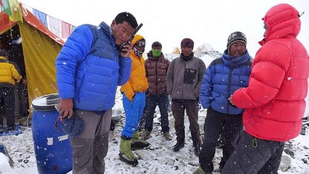 Khó tiếp cận cận nạn nhân trên đỉnh Everest do thời tiết xấu - ảnh 3