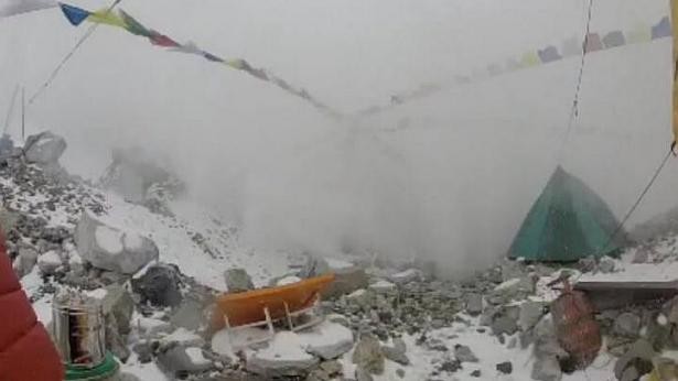 Khó tiếp cận cận nạn nhân trên đỉnh Everest do thời tiết xấu - ảnh 5