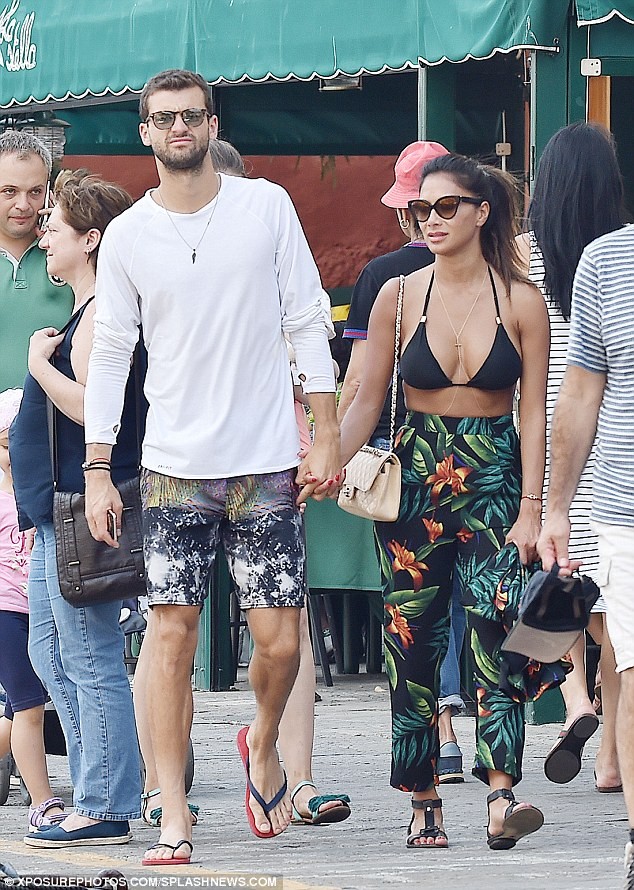 Nicole Scherzinger diện nội y bốc lửa, không ngừng tình tứ bồ trẻ - ảnh 5