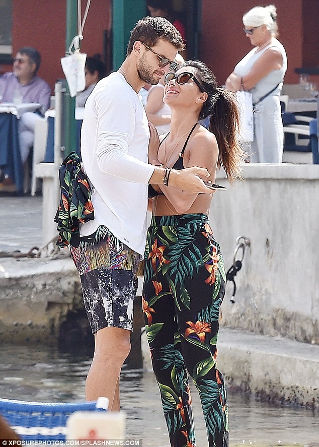 Nicole Scherzinger diện nội y bốc lửa, không ngừng tình tứ bồ trẻ - ảnh 11
