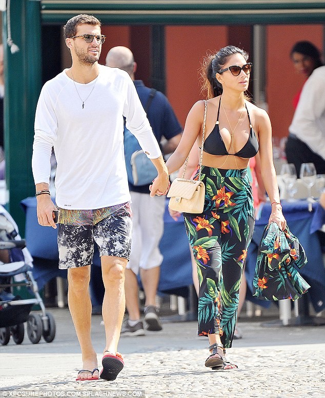 Nicole Scherzinger diện nội y bốc lửa, không ngừng tình tứ bồ trẻ - ảnh 1
