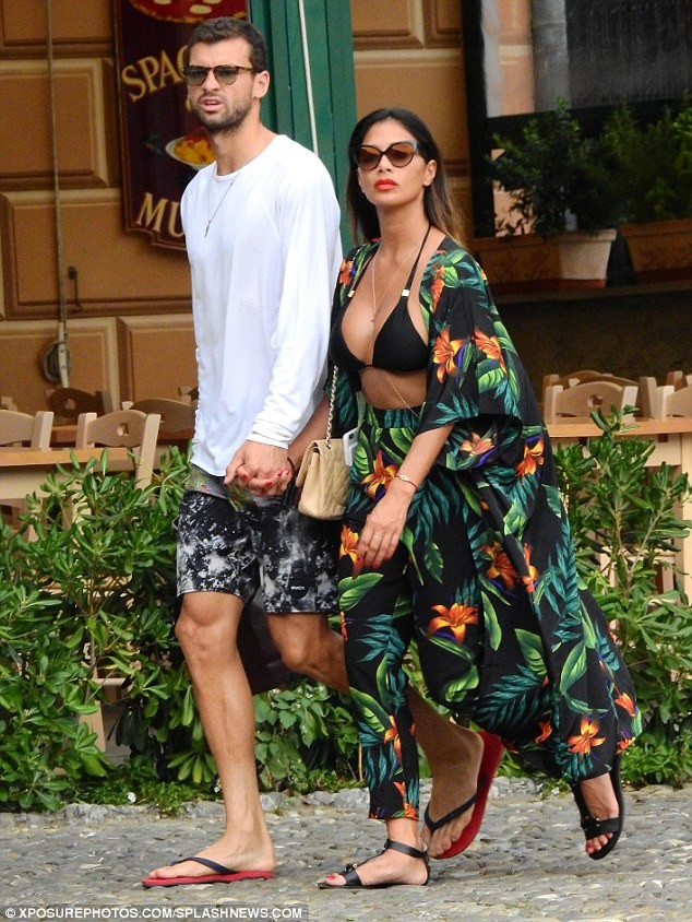 Nicole Scherzinger diện nội y bốc lửa, không ngừng tình tứ bồ trẻ - ảnh 3