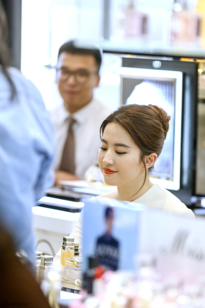 Mải mê ngắm Lưu Diệc Phi đẹp tinh khiết tựa pha lê - ảnh 2