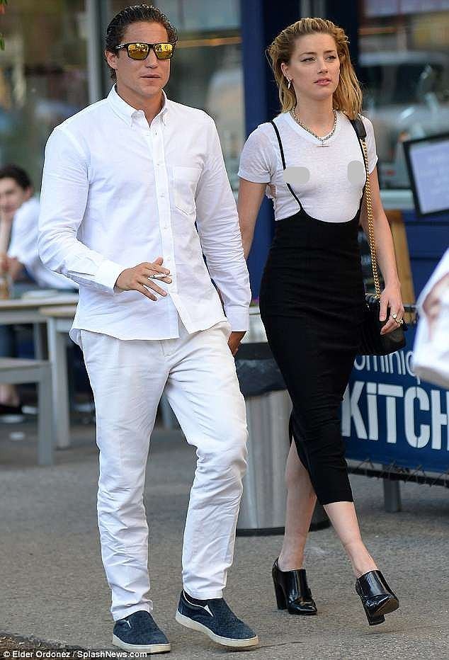 Bạn trai cũ Amber Heard tình tứ ôm hôn bạn gái mới trên biển - ảnh 8