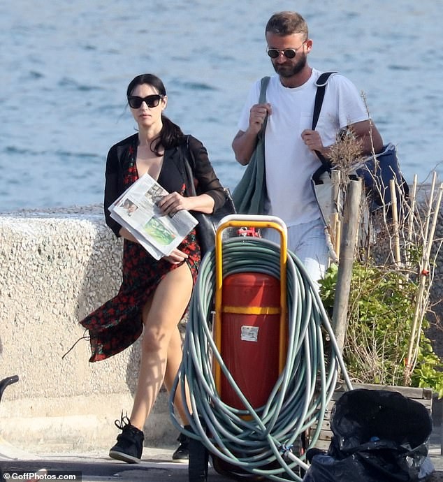 'Tượng đài nhan sắc Ý' Monica Bellucci trẻ đẹp, sexy ngỡ ngàng ở tuổi 54 - ảnh 1