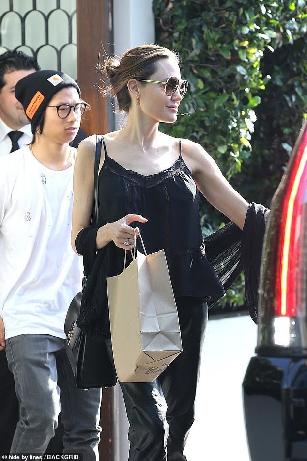 Angelina Jolie mặc áo 2 dây trẻ trung, khoe loạt hình xăm ở lưng - ảnh 6