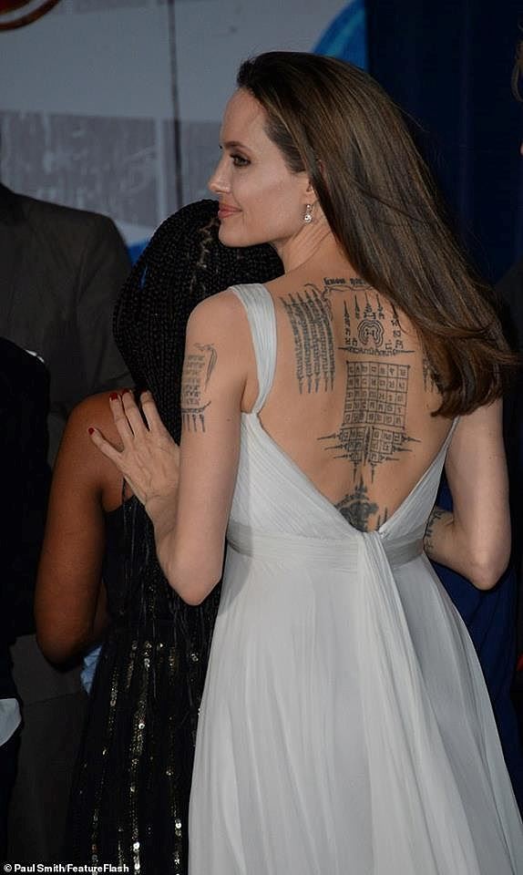 Angelina Jolie mặc áo 2 dây trẻ trung, khoe loạt hình xăm ở lưng - ảnh 7