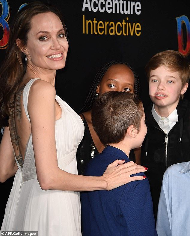 Angelina Jolie mặc áo 2 dây trẻ trung, khoe loạt hình xăm ở lưng - ảnh 8