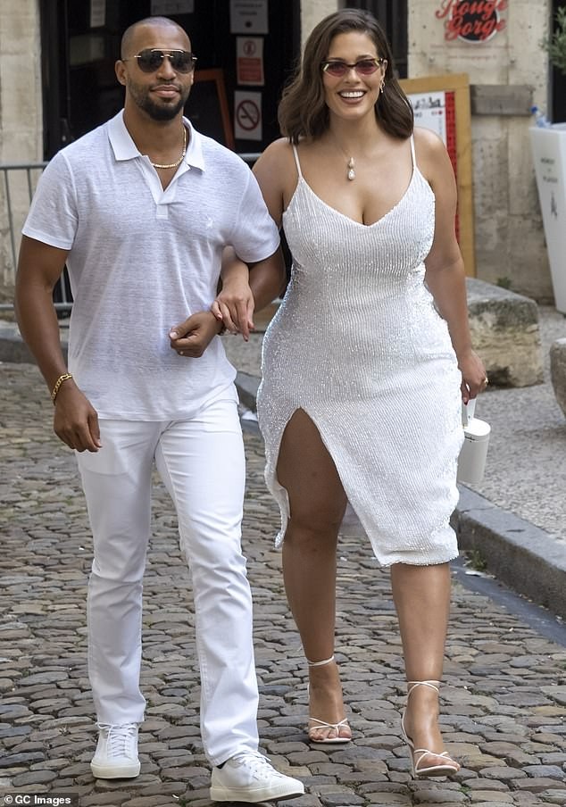 Siêu mẫu ngoại cỡ Ashley Graham gợi cảm hết nấc với váy 2 dây tôn ngực đầy - ảnh 1