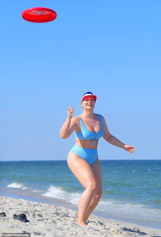 Siêu mẫu ngoại cỡ Iskra Lawrence nảy nở 'mát mắt' với bikini xanh da trời - ảnh 1