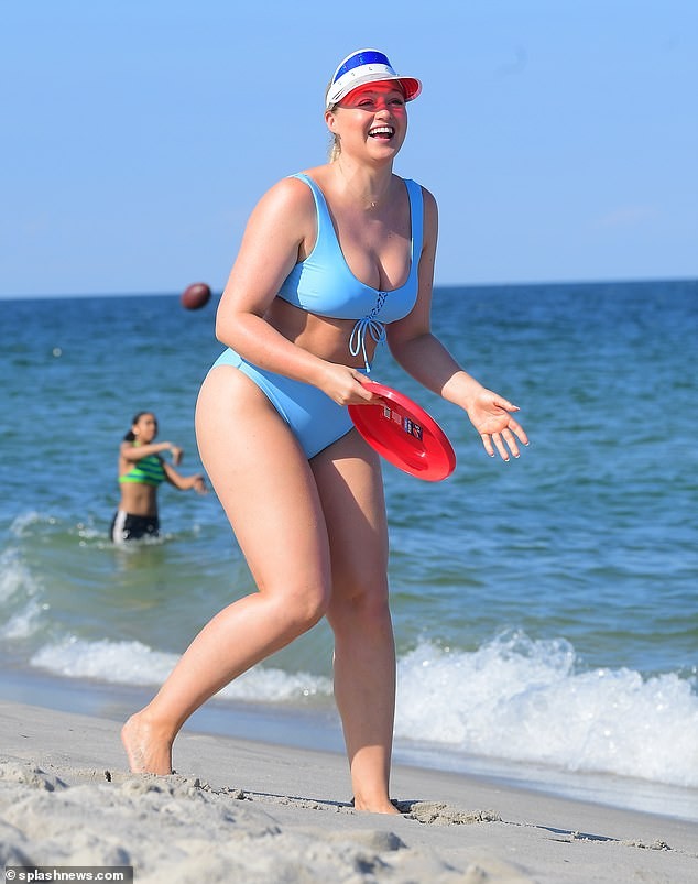 Siêu mẫu ngoại cỡ Iskra Lawrence nảy nở 'mát mắt' với bikini xanh da trời - ảnh 4