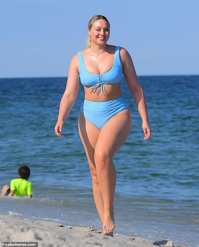 Siêu mẫu ngoại cỡ Iskra Lawrence nảy nở 'mát mắt' với bikini xanh da trời - ảnh 6