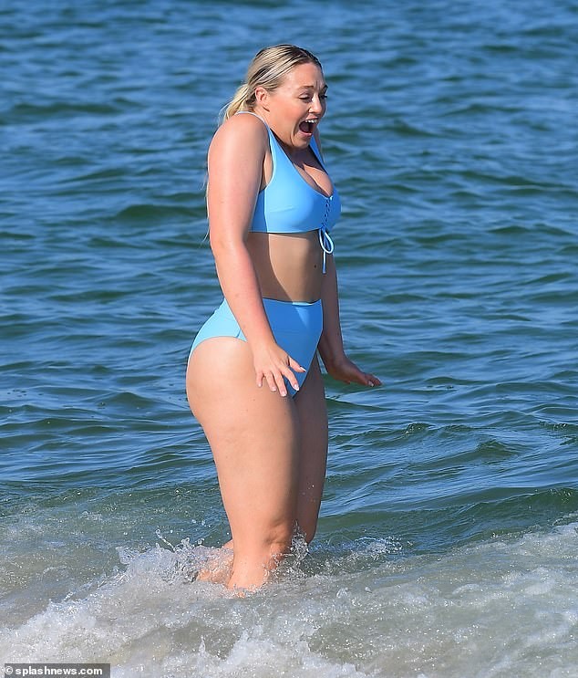 Siêu mẫu ngoại cỡ Iskra Lawrence nảy nở 'mát mắt' với bikini xanh da trời - ảnh 9