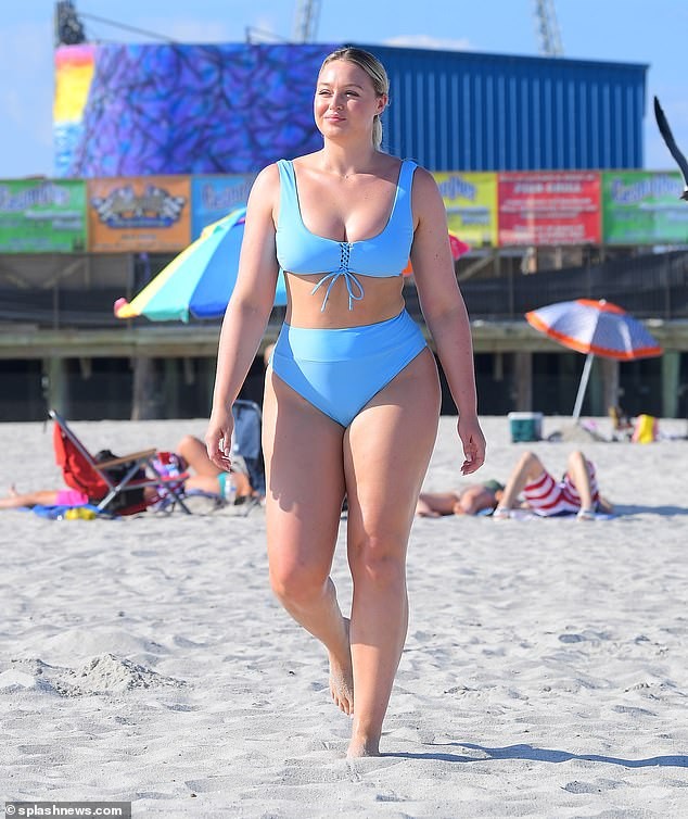 Siêu mẫu ngoại cỡ Iskra Lawrence nảy nở 'mát mắt' với bikini xanh da trời - ảnh 10
