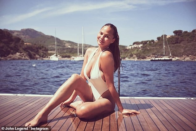 Chrissy Teigen khoe body 'phồn thực' nóng 'bỏng rẫy' với áo tắm - ảnh 2