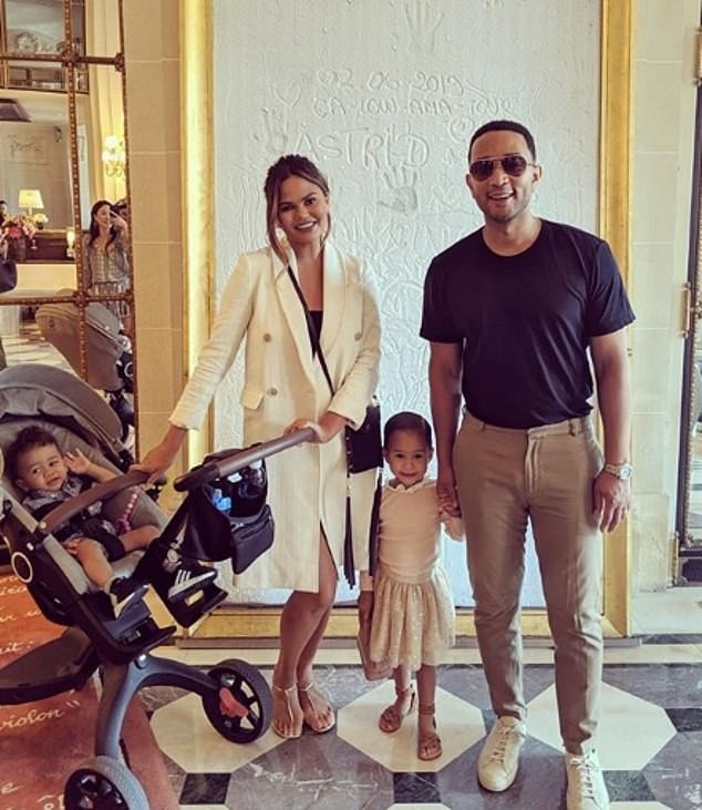 Chrissy Teigen khoe body 'phồn thực' nóng 'bỏng rẫy' với áo tắm - ảnh 5