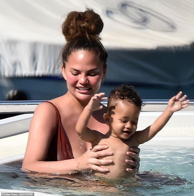 Chrissy Teigen khoe body 'phồn thực' nóng 'bỏng rẫy' với áo tắm - ảnh 6