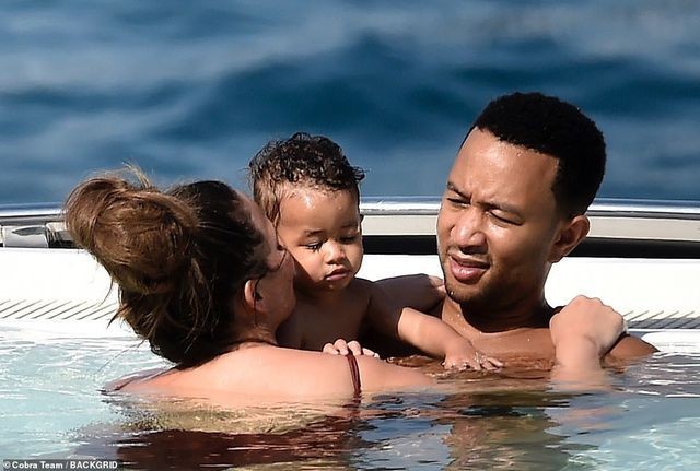 Chrissy Teigen khoe body 'phồn thực' nóng 'bỏng rẫy' với áo tắm - ảnh 7