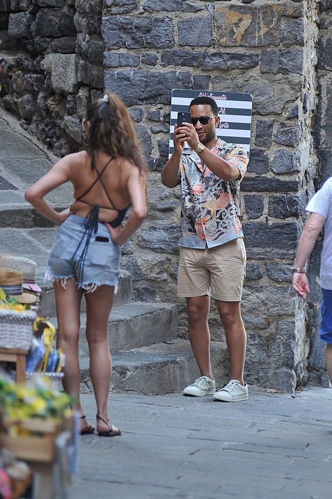 Chrissy Teigen khoe body 'phồn thực' nóng 'bỏng rẫy' với áo tắm - ảnh 9