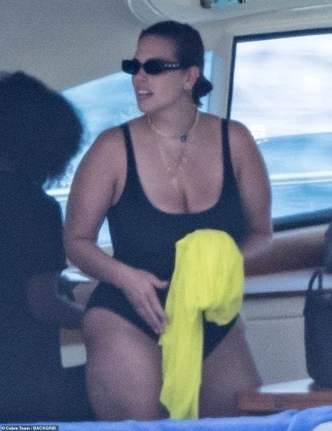 Siêu mẫu ngoại cỡ Ashley Graham phô vóc dáng tròn đầy với áo tắm - ảnh 2