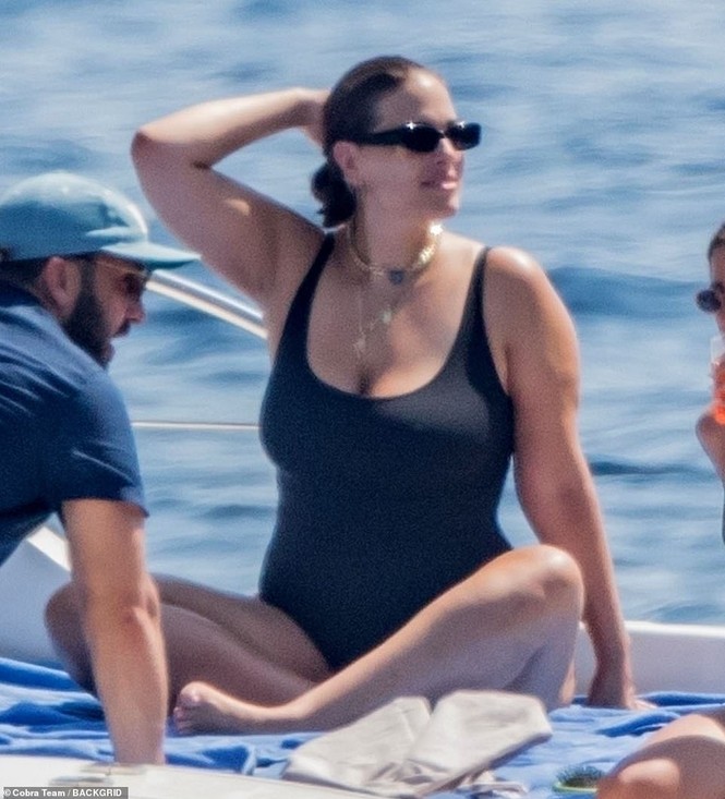 Siêu mẫu ngoại cỡ Ashley Graham phô vóc dáng tròn đầy với áo tắm - ảnh 5
