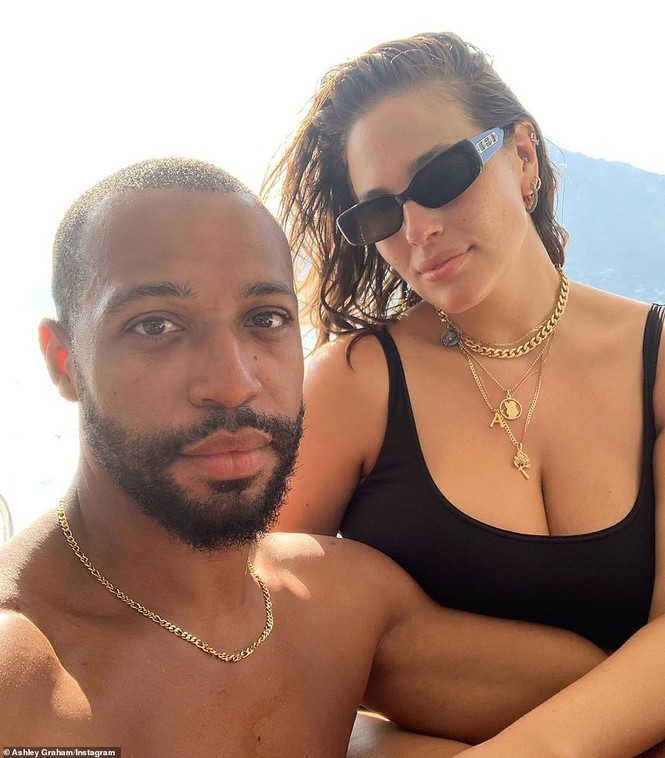 Siêu mẫu ngoại cỡ Ashley Graham phô vóc dáng tròn đầy với áo tắm - ảnh 7