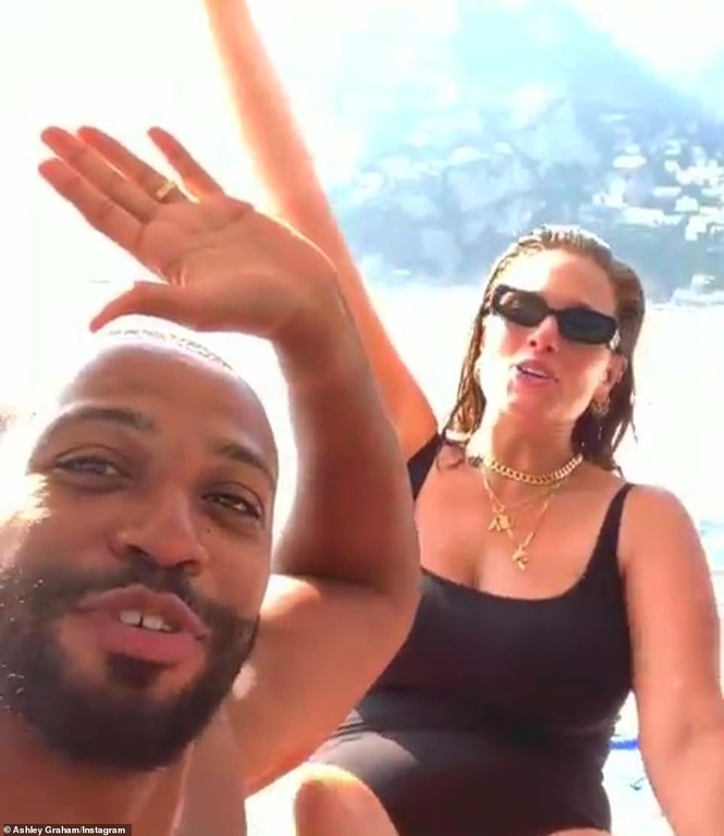 Siêu mẫu ngoại cỡ Ashley Graham phô vóc dáng tròn đầy với áo tắm - ảnh 8