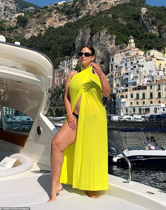 Siêu mẫu ngoại cỡ Ashley Graham không thể nóng bỏng hơn với áo tắm - ảnh 10