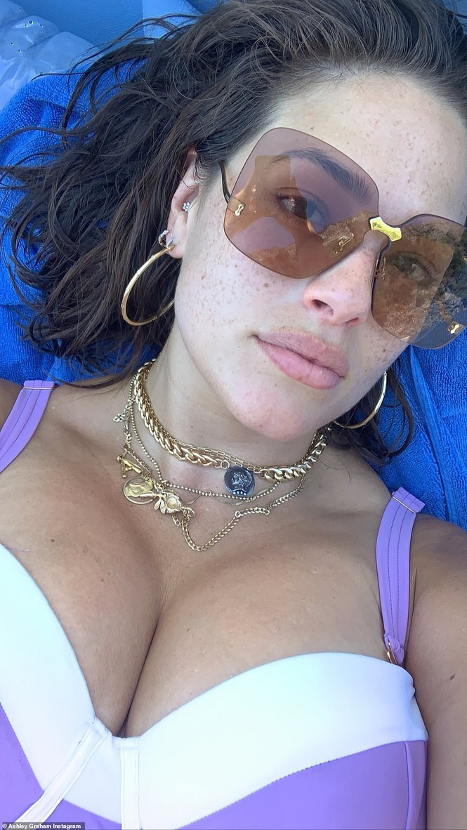Siêu mẫu ngoại cỡ Ashley Graham không thể nóng bỏng hơn với áo tắm - ảnh 3