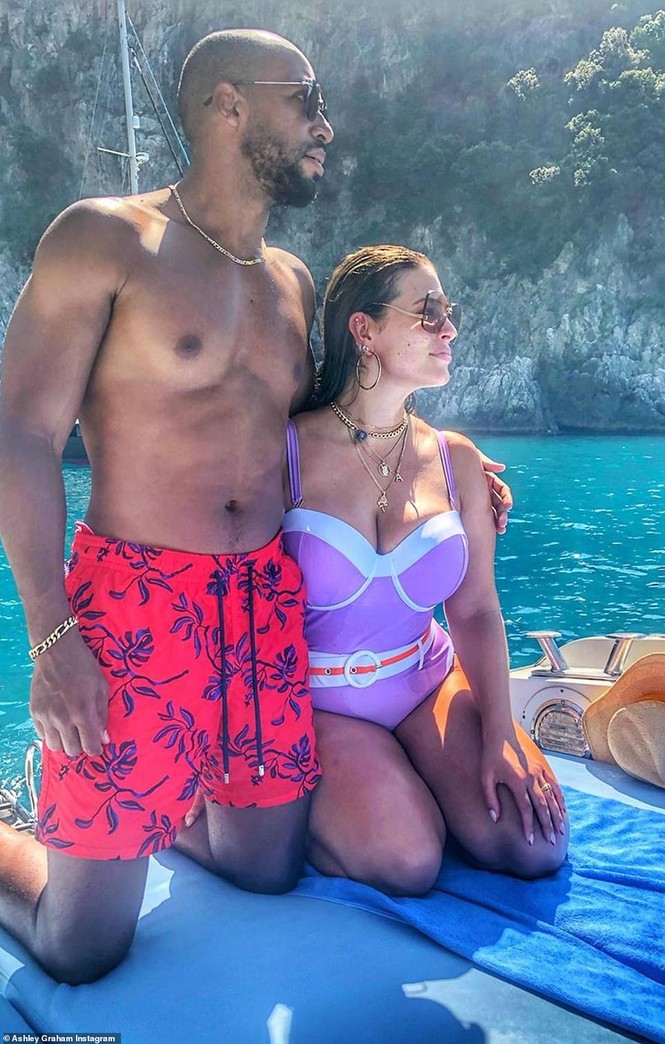Siêu mẫu ngoại cỡ Ashley Graham không thể nóng bỏng hơn với áo tắm - ảnh 5