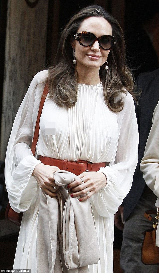 Angelina Jolie lại 'thả rông' vòng 1 trên phố - ảnh 4