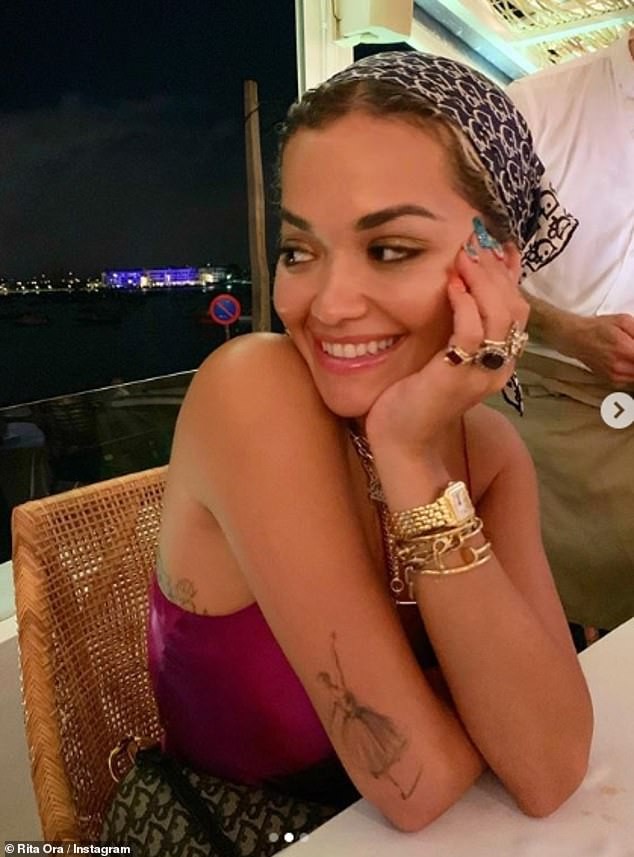 Rita Ora mặc váy lụa, không áo ngực khiến fan 'hốt hoảng' - ảnh 2