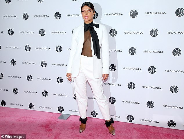Hoa hậu Priyanka Chopra khoe ngực đầy nóng bỏng với phong cách không nội y - ảnh 2