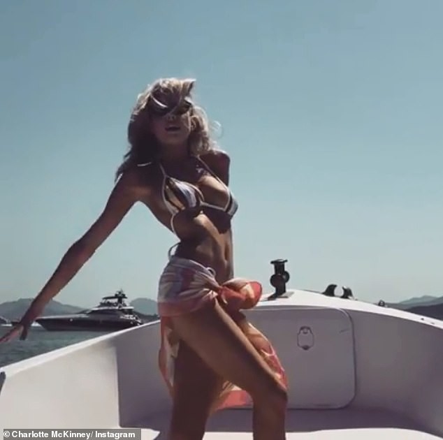 Chân dài 9x Charlotte McKinney quyến rũ mê đắm trên biển - ảnh 1