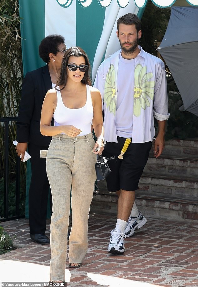 Kourtney Kardashian phanh áo khoe ngực đầy gợi cảm ở tuổi 40 - ảnh 4