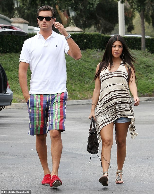 Kourtney Kardashian phanh áo khoe ngực đầy gợi cảm ở tuổi 40 - ảnh 5