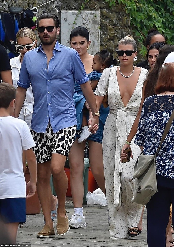 Kourtney Kardashian phanh áo khoe ngực đầy gợi cảm ở tuổi 40 - ảnh 6