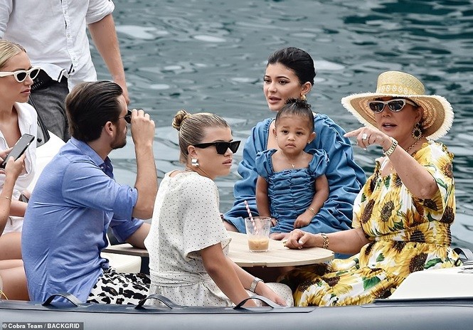 Kourtney Kardashian phanh áo khoe ngực đầy gợi cảm ở tuổi 40 - ảnh 7