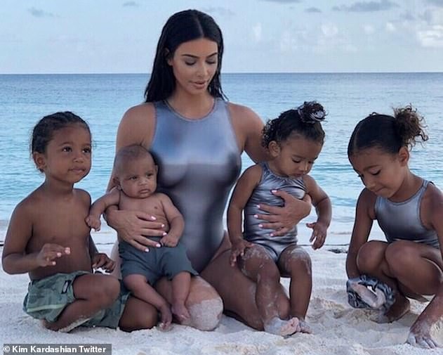 Kim Kardashian và hội chị em 'thiêu đốt' ánh nhìn với bikini màu nude - ảnh 4